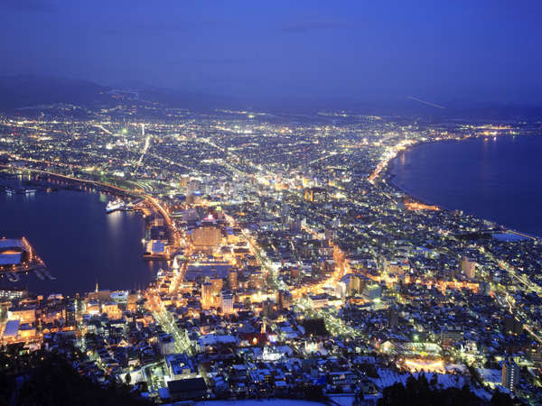 【景観】標高334mの函館一の観光スポット函館山では百万ドルの夜景をご覧下さい。