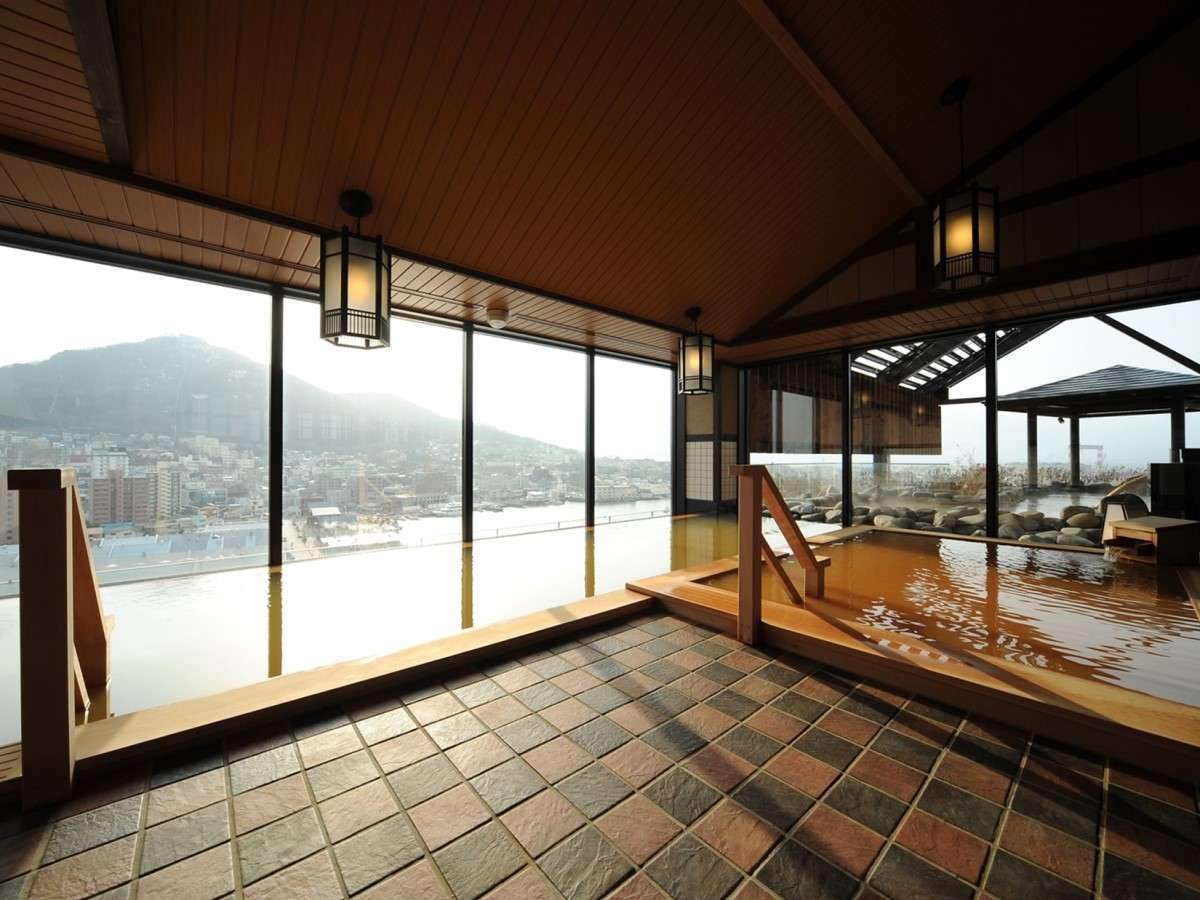 【内湯】男子浴場からは函館山側の眺望をお愉しみ頂けます。