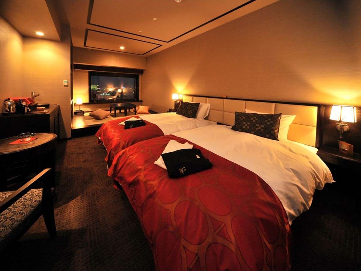 【和洋室/33㎡】ベッド幅:1200mmx2050mm 2台/畳スペースがあり、ご家族・グループに人気の客室。