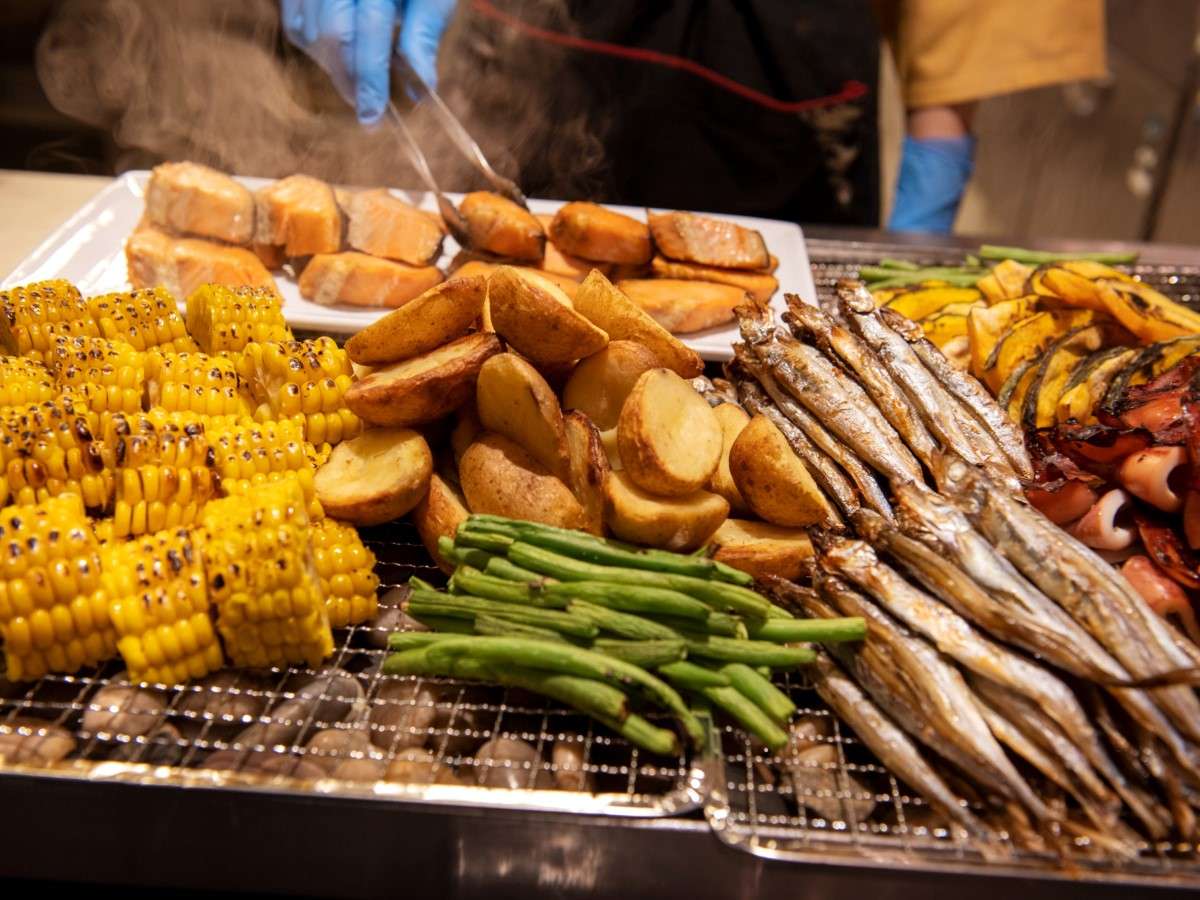 【2階/朝食】季節の野菜や海鮮をご用意している炙り焼き。「いかぽっぽ」は地元民からも好評！