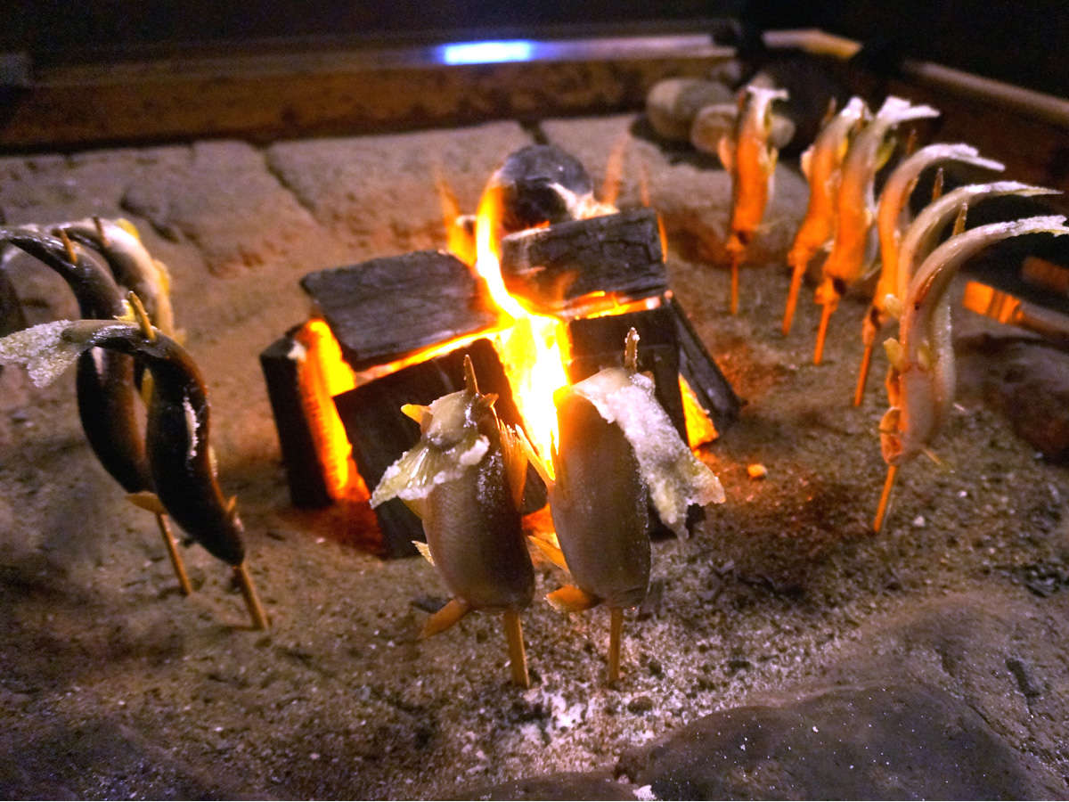 料理一例。熱々、ほくほくの炭火で焼いた串焼き