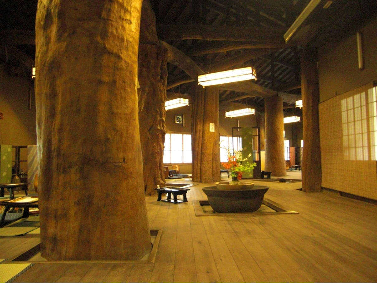 日本でもあまり類の無い大木と銘木建築の別邸の館　２００畳敷の食事処
