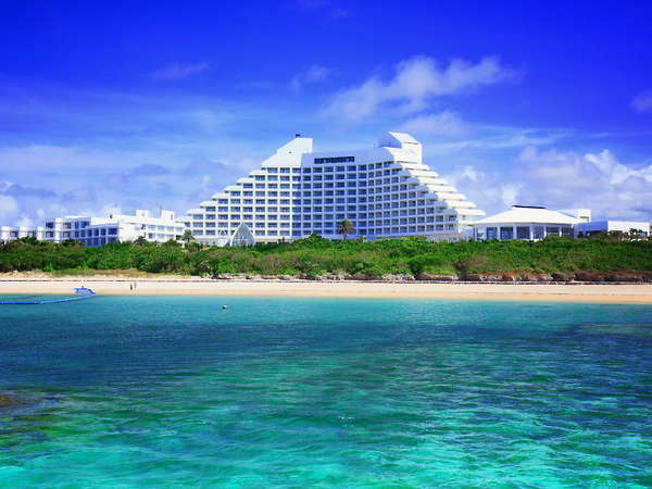 ホテルの正面に広がる美しいマエサトビーチ　豊富なアクティビティでお楽しみいただけます