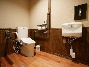 六峰館のバリアフリー対応の部屋「久住」のトイレ