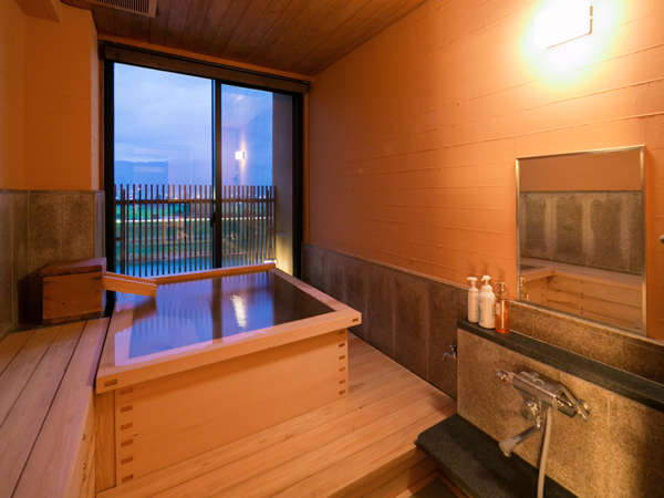 六峰館のバリアフリー対応の部屋「久住」のヒノキ客室温泉風呂