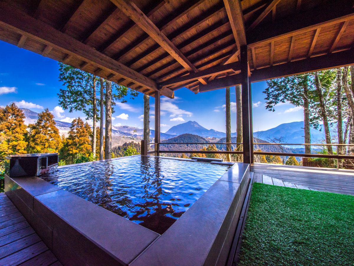 【くぬぎ】温泉は露天風呂と内湯２ヶ所あり、由布岳を見ながら贅沢に入れます。