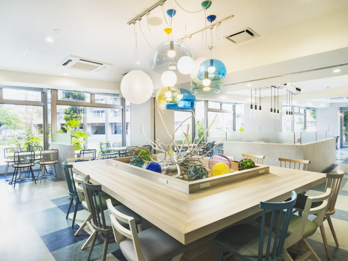 青を基調とし、沖縄の青い海をコンセプトにした明るく開放感のあるレストラン