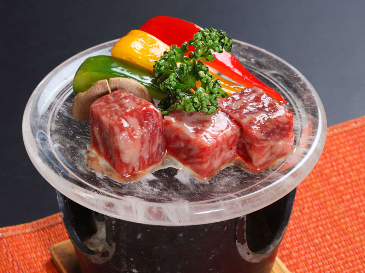 *キラキラの水晶の上でジュワ~と柔らかなお肉をどうぞ!