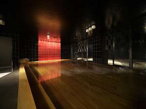 【朱嶺の湯】天然温泉の大浴場。ヒバの湯船が香る、癒しの空間です。