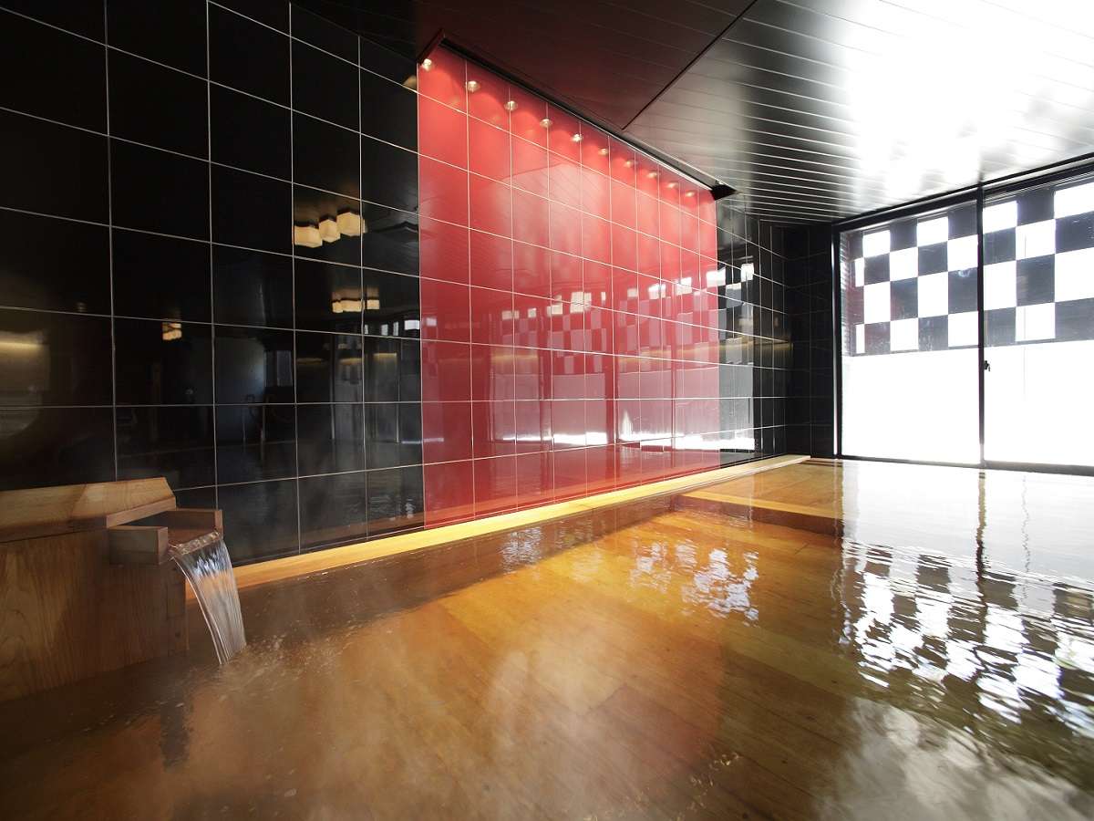 【朱嶺の湯】会津漆器をイメージしたモダンデザインの浴室。ヒバの湯船が香る、癒しの空間です。