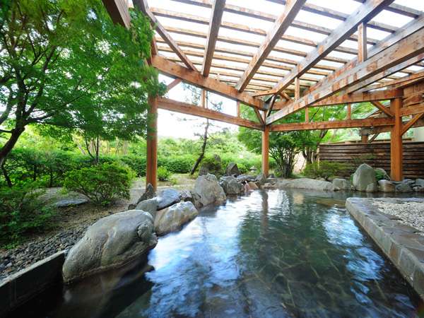 清清しい早朝の露天風呂。季節ごとに景色が変わります。