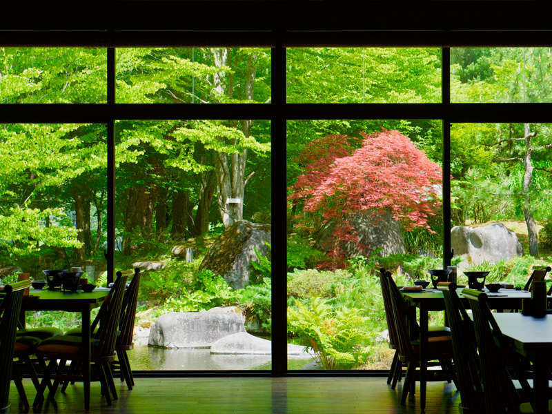 ダイニング旬香　新緑の庭園を眺めながらお食事をゆっくりとお召し上がり頂けます。