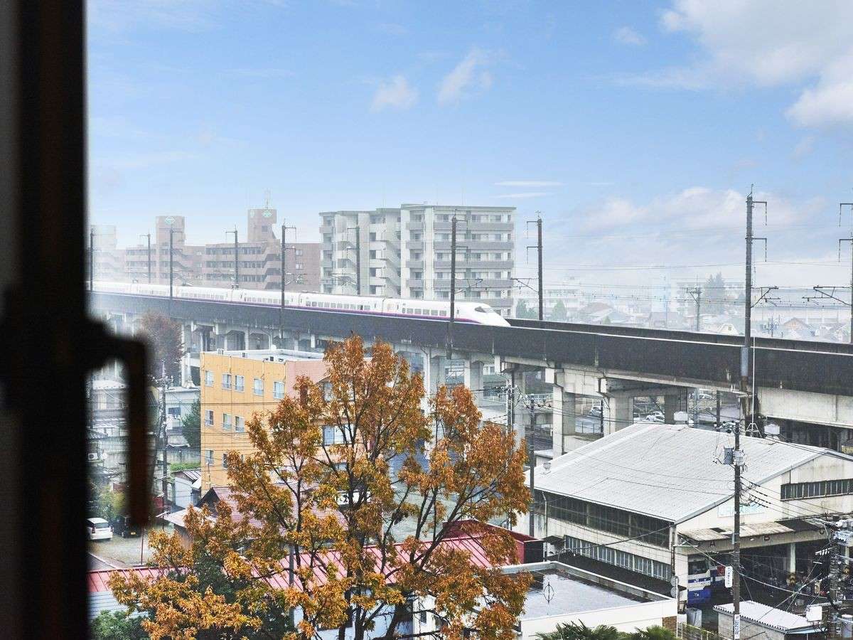 窓から新幹線が見えるお部屋もございます！