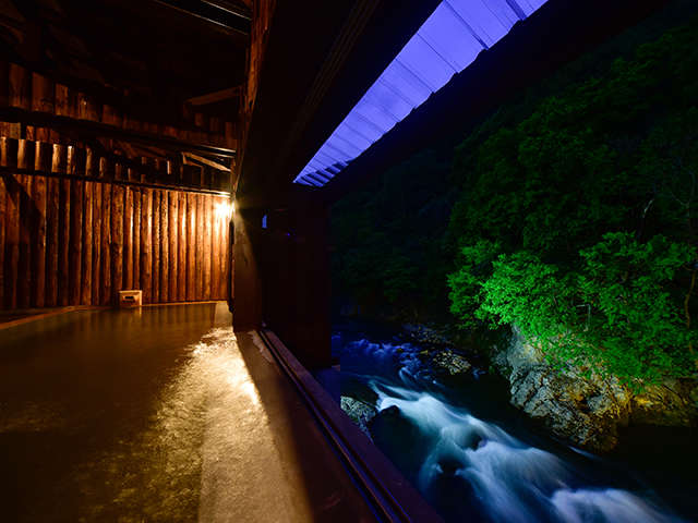 2015年4月オープン「せせらぎの湯　和」大きな開口から望む湯瀬渓谷の自然を存分に感じてください。