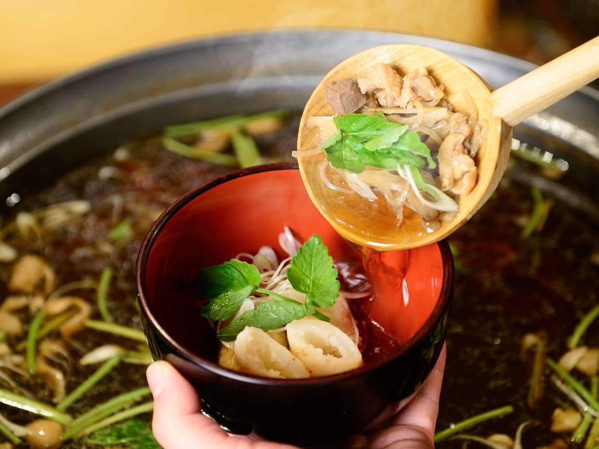 夕食時ビュッフェ会場でご提供している、秋田名物「きりたんぽ鍋」。比内地鶏の出汁がおいしい一品です!