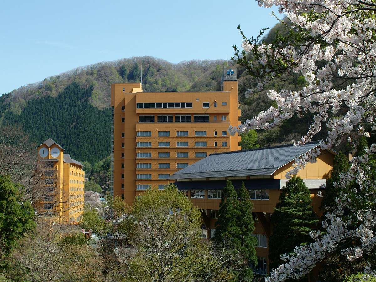 広大な自然庭園に咲く、しだれ桜が美しい春の湯瀬ホテル。