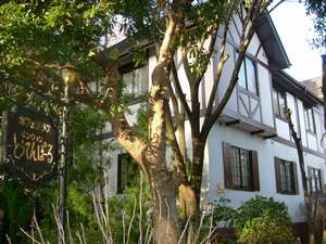 伊豆高原駅より徒歩１５分！閑静な別荘地、レストランと宿泊棟が離れになったプライベート重視の造りです。