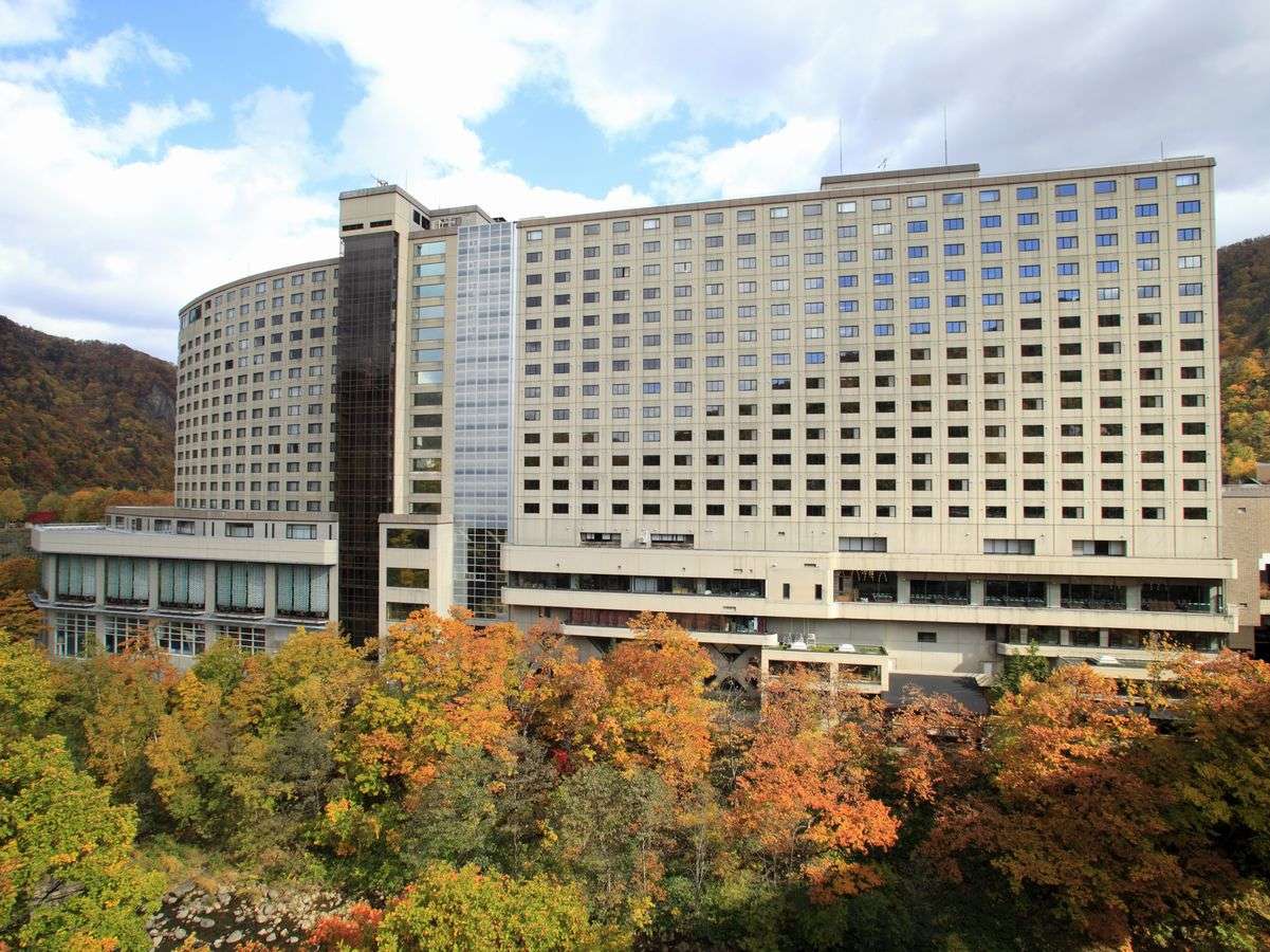 【外観】秋の彩り豊かな定山渓ビューホテル