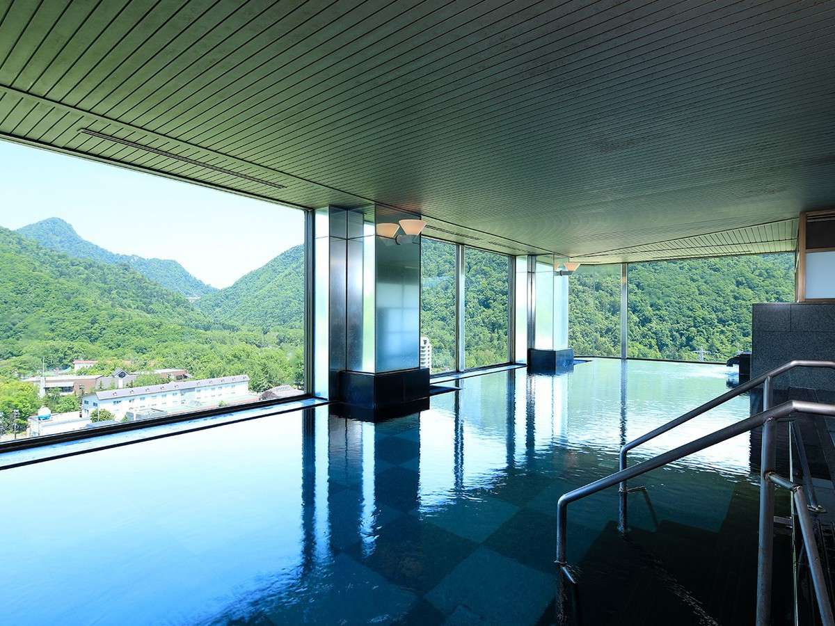 【星天】＜新館16階＞地上60m、最上階の展望浴場。雄大な景色を眺めながらの入浴をお楽しみいただけます。