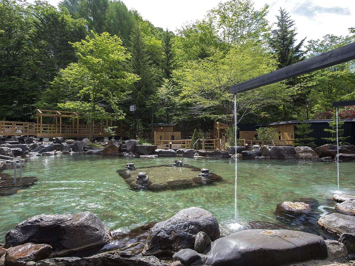 【大露天風呂HOSHI★ZORA】約500㎡の大露天風呂は緑の風で味わえる喜び。解放感を全身で感じられます。