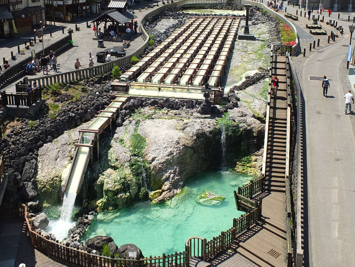 【自然ゆう出量日本一】草津温泉は、自然ゆう出量日本一の温泉。毎分3万リットルの温泉が湧いています。