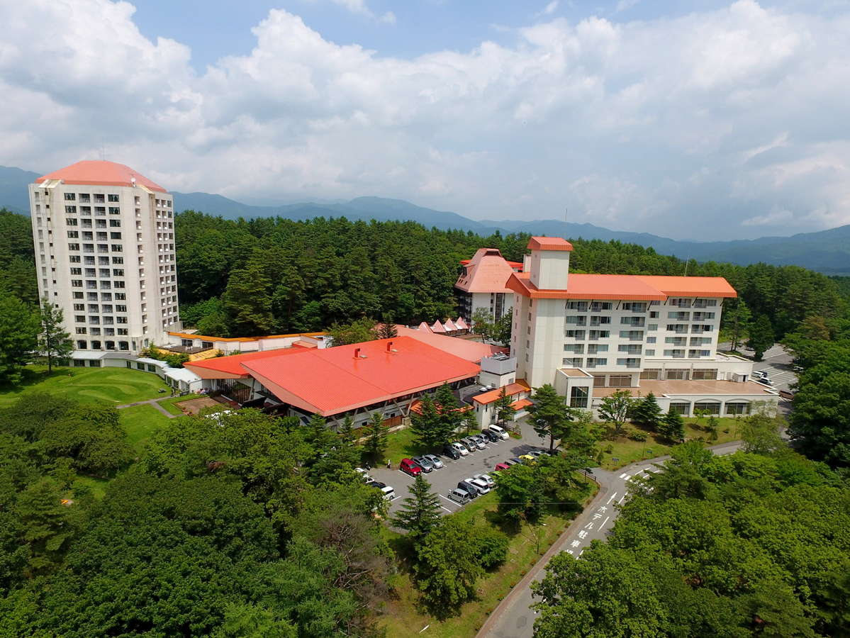 【ホテルヴィレッジ全景】標高1200メートルに広がる豊かな森に囲まれたリゾートホテルです。