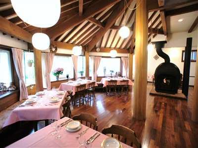 �����́u�y���X�g�[�u�v����ۓI�ȃ_�C�j���O�B���̊O�̗΂𒭂߂Ȃ��璩�H���B