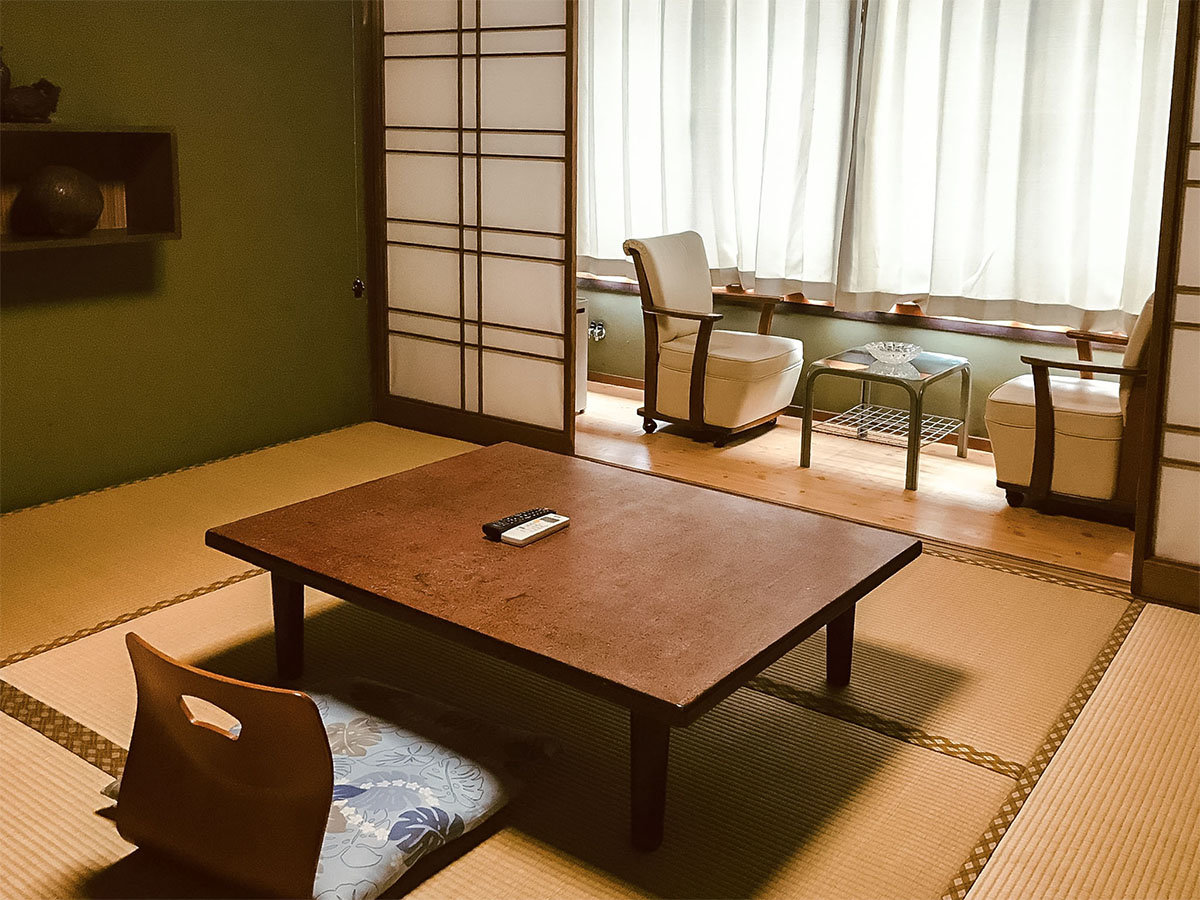 ・<和室6畳>お手洗いはお部屋のすぐ隣です。空気清浄機ございます
