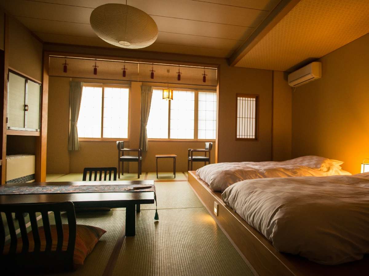 【満天星の間】日本の伝統的な佇まいを残しつつもモダンな設えの和室12.5畳に広縁がついたお部屋です。