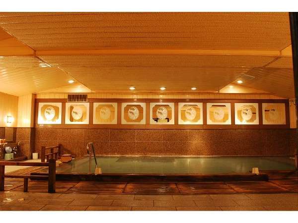 【朱雀の湯】城崎温泉にある宿の中では珍しい、広々とした大浴場。