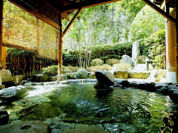 【青龍の湯】城崎でも1,2を争う広さの人気の露天風呂。四季折々の風景を眺めながらの入浴を♪