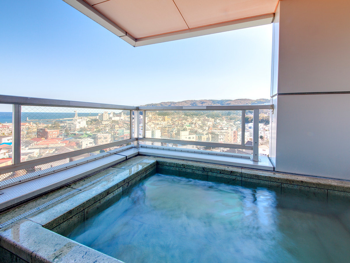 ◆お部屋の露天風呂からは伊東の街並みや相模湾、初島が見えます。