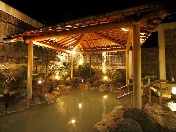 ◆庭園露天風呂　岩風呂／ライトアップした夜の露天風呂（一例）