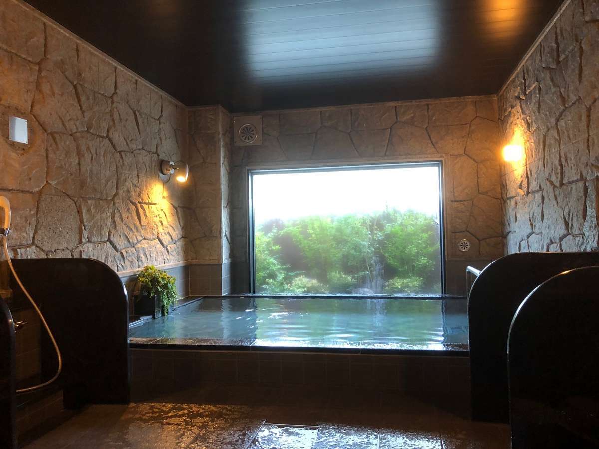 ☆活性石人工温泉大浴場(写真は男性用)。深夜2時迄、朝は5時から利用できます。