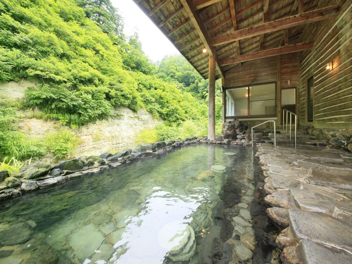 【男性露天風呂】自然に囲まれた当館ならでは、四季折々の景色をお楽しみいただけます