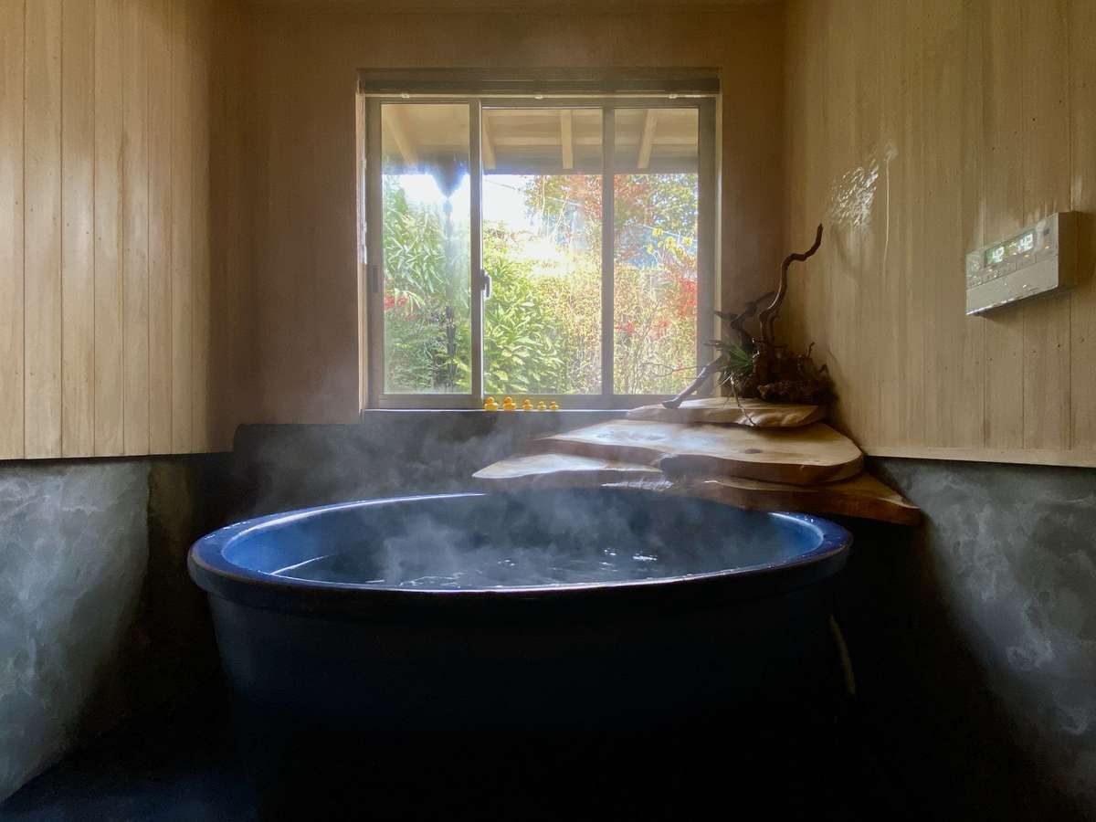 【陶器風呂】信楽焼の陶器風呂と、高野槙の湯口。主人のこだわりが詰まった贅沢な風呂です。　