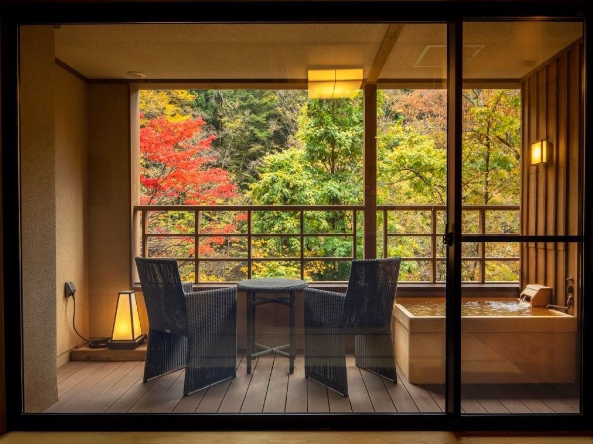 〈秋〉客室テラスから望む四季折々の渓谷美