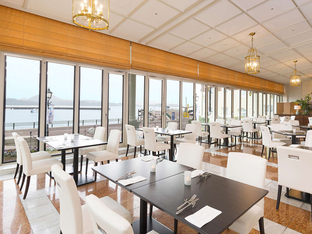 【レストラン/エクセルシオール】海を望めるオーシャンビューレストランで優雅にお食事を。