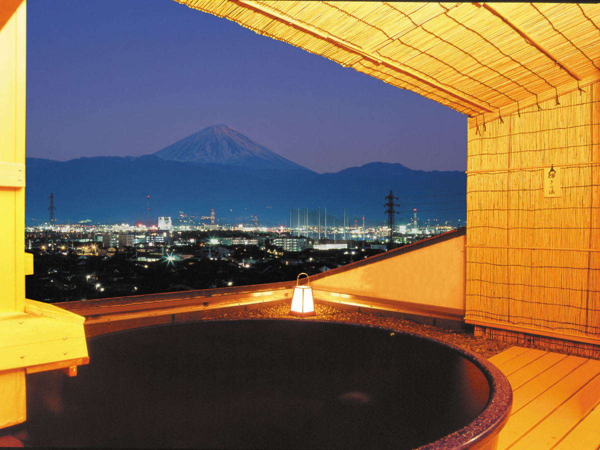 【１組５０分無料サービス中】眺望抜群の「輝きの湯」からは富士山や輝く美夜景も一望できる。