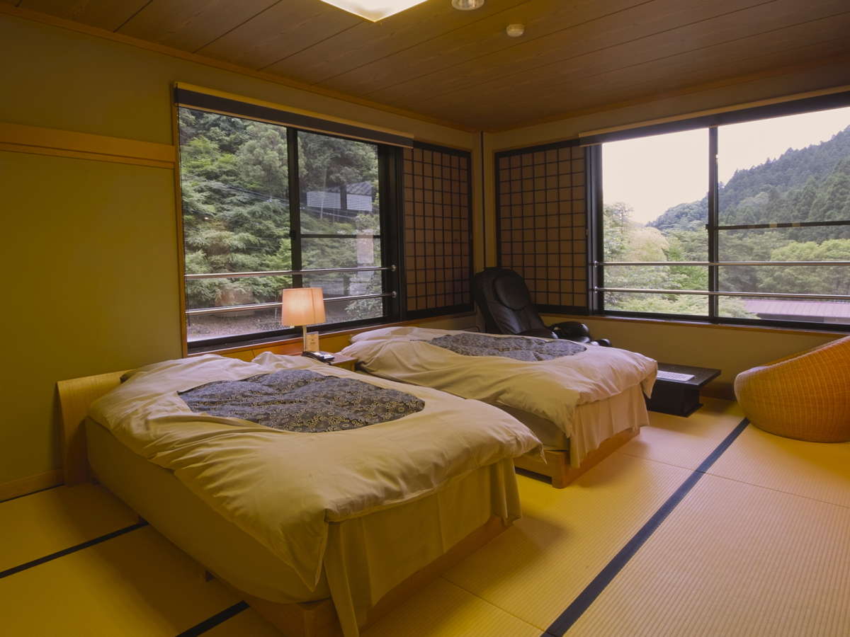 和風ベッドルーム　池・お庭に面したお部屋です。約１０畳
