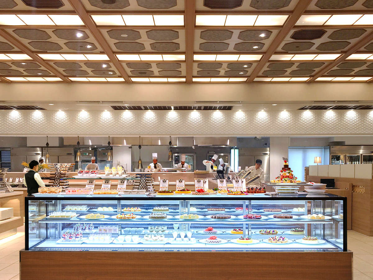 レストラン「華の輪」ライブ感あふれる全長18mのオープンキッチン。美しいデザートケースにも注目！