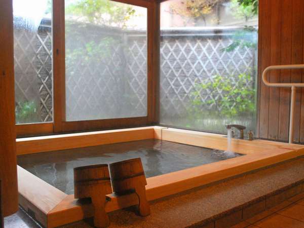 三方がガラス張りで開放的な檜風呂。