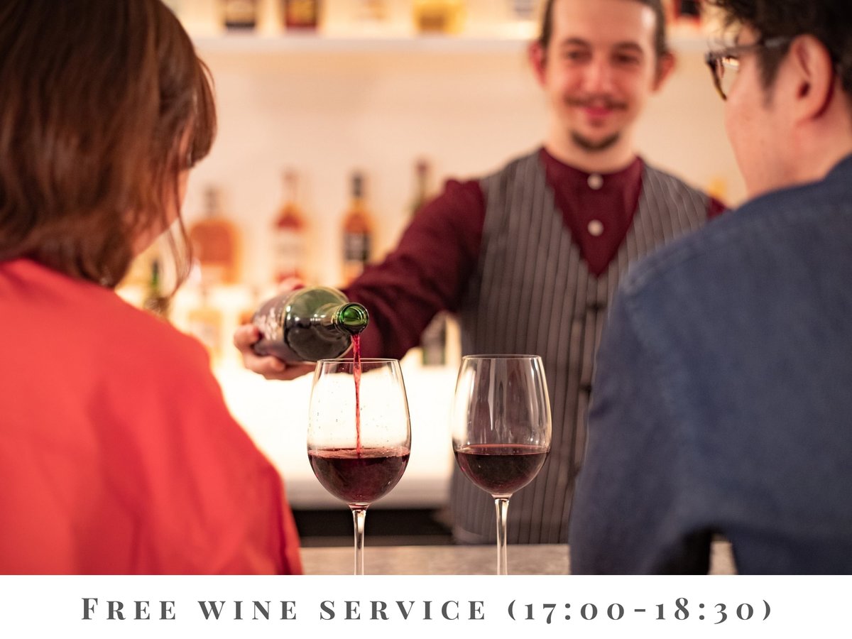 ご宿泊者様へのフリーワインサービスでは赤・白それぞれ3種類のワインを毎日無料でご提供しております。