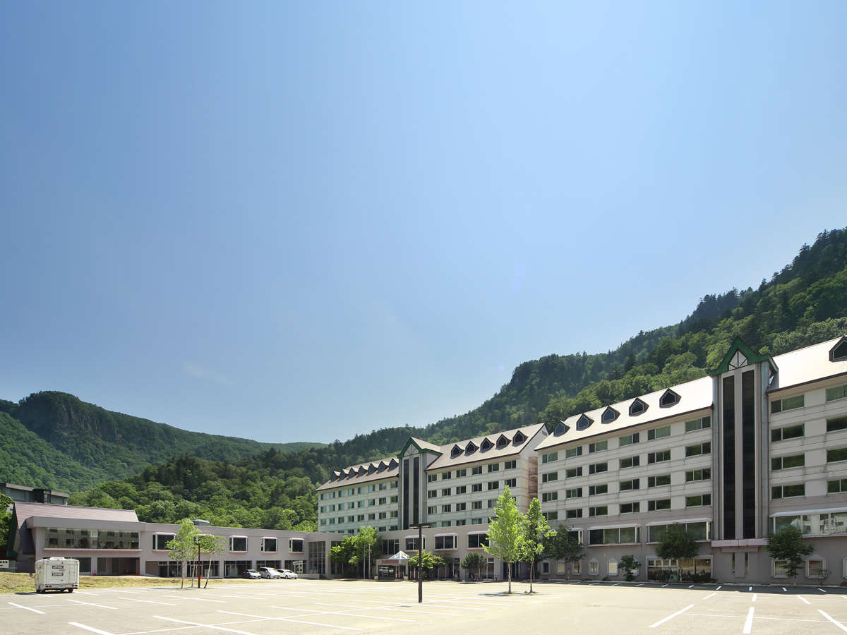 雄大な山々に囲まれ、開放感あふれる山岳リゾートホテル