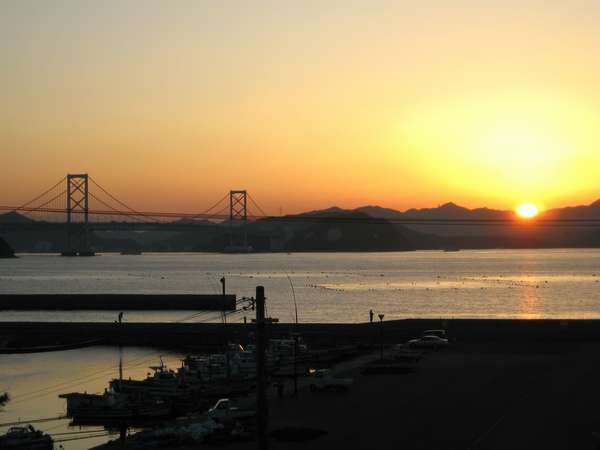 鳴門海峡に沈む夕日！！