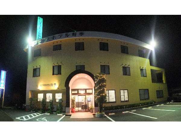リフォーム後のライトアップされたビジネスホテルのパノラマ写真です。