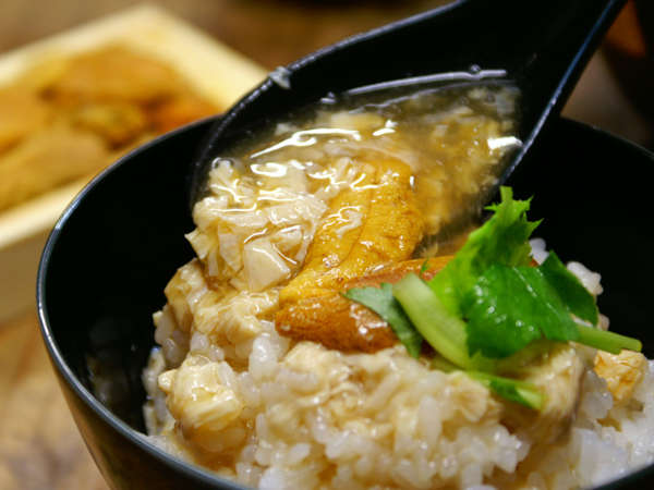 特別ブレンドの鰹だしをしっかりときかせ、伊豆産のウニと湯葉をふんだんに使った餡かけです。