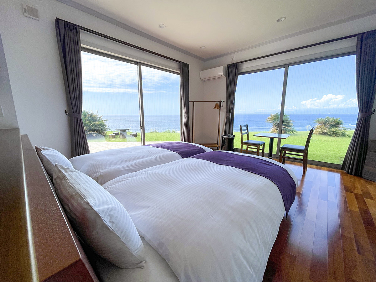 ・約13畳の寝室で大きな窓から伊豆大島の絶景を望めます