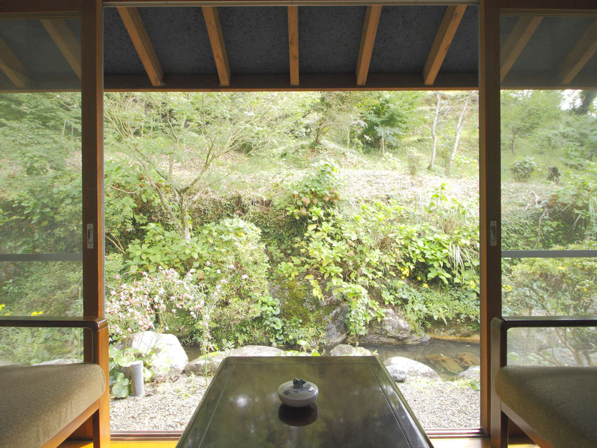 【和室10畳】窓の外に広がる緑を眺めながらゆったりお過ごしください