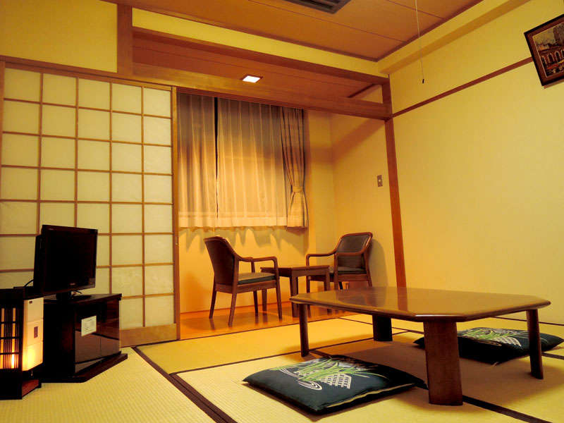 *【2階和室8畳一例】3名様までのんびりお寛ぎいただけます。